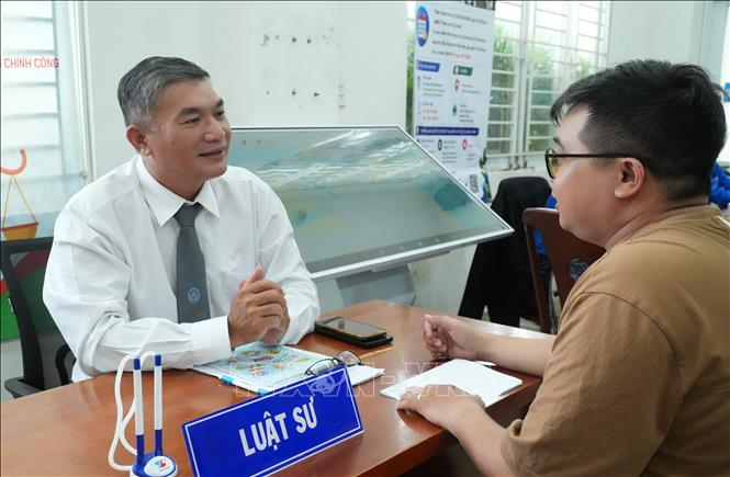 Tại Trung tâm Phục vụ Hành chính công phường An Lạc, người dân được luật sư tư vấn nhiều thủ tục pháp lý từ cơ bản đến phức tạp. (Ảnh: Hữu Duyên/TTXVN)